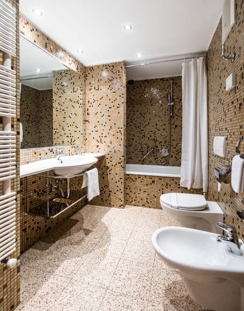 Classic Quadruple Room | Bathroom | Combined shower/tub, free toiletries, hair dryer, bathrobes