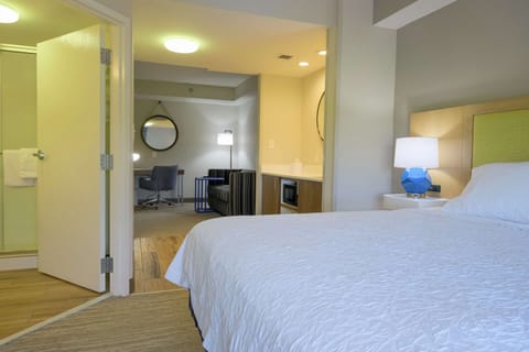 Studio, 1 King Bed, Refrigerator & Microwave (Wet bar) | In-room safe, laptop workspace, blackout drapes, iron/ironing board