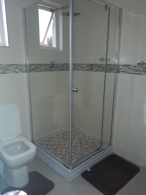 Double Room | Bathroom | Shower, rainfall showerhead, towels, soap