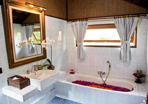 Standard Double Room, 1 Queen Bed | Bathroom | Combined shower/tub, slippers, bidet, towels