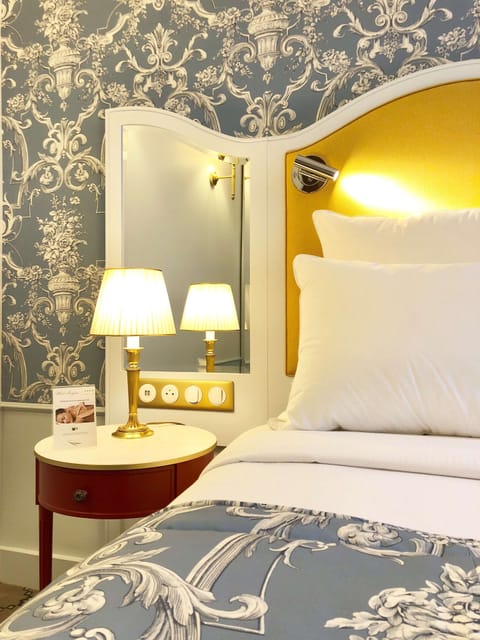 Classic Room | Minibar, in-room safe, individually decorated, desk