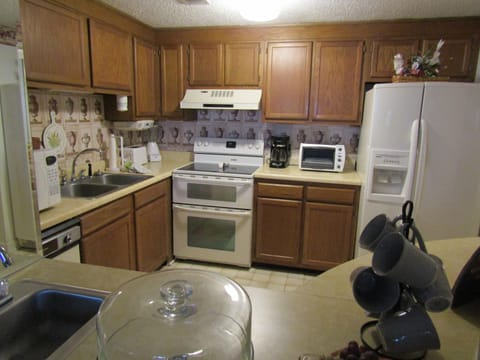 Condo, 2 Bedrooms | Private kitchen | Fridge, oven, coffee/tea maker, toaster