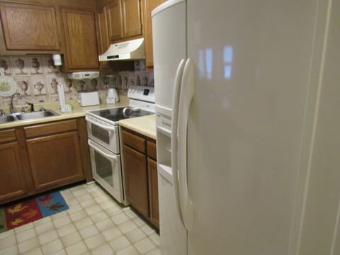 Condo, 2 Bedrooms | Private kitchen | Fridge, oven, coffee/tea maker, toaster