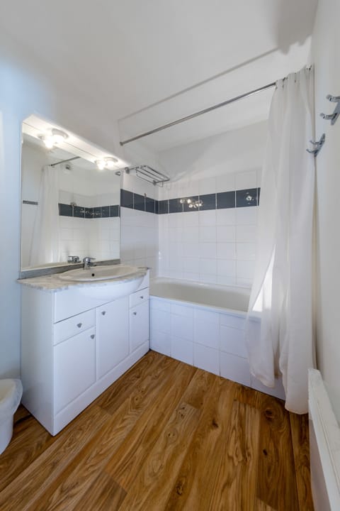 2 Rooms 6 persons  | Bathroom | Bathtub, hair dryer