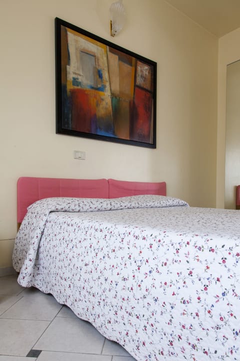 Single Room | Down comforters, in-room safe, desk, blackout drapes