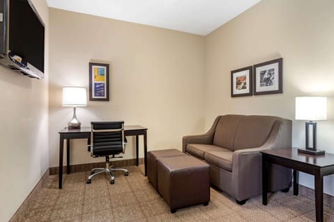 Suite, 1 King Bed, Non Smoking, Separate Seating Area and Wet Bar | In-room safe, desk, blackout drapes, iron/ironing board