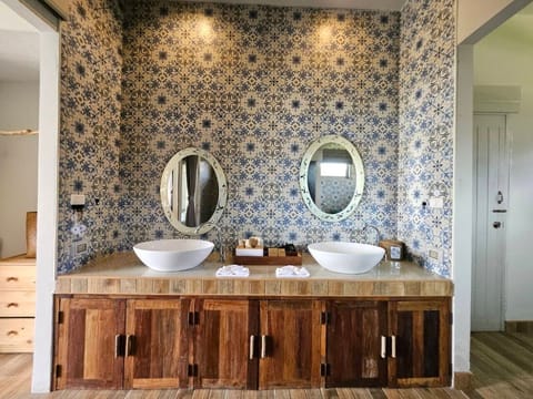 Shower, rainfall showerhead, free toiletries, hair dryer