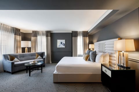 Deluxe Room, 1 King Bed, Corner | Premium bedding, down comforters, pillowtop beds, minibar