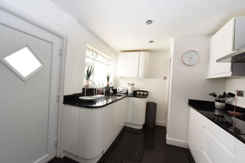 Honeysuckle House | Private kitchen | Fridge, microwave, oven, stovetop