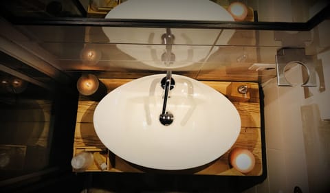 Double Room | Bathroom | Shower, rainfall showerhead, free toiletries, hair dryer