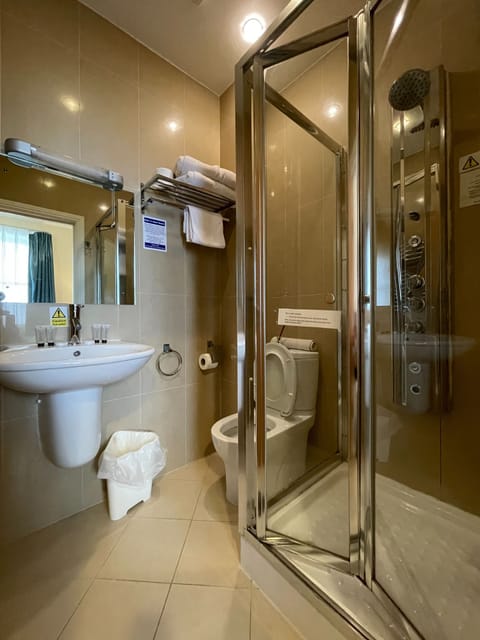 Standard Double Room, Sea View | Bathroom | Free toiletries, hair dryer, towels