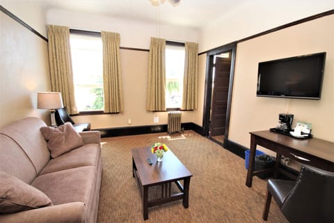 Deluxe Suite | Iron/ironing board, free WiFi, bed sheets