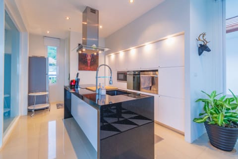 Family Villa | Private kitchen | Full-size fridge, microwave, oven, stovetop