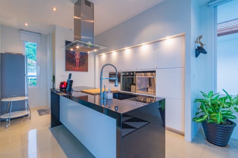 Family Villa | Private kitchen | Full-size fridge, microwave, oven, stovetop