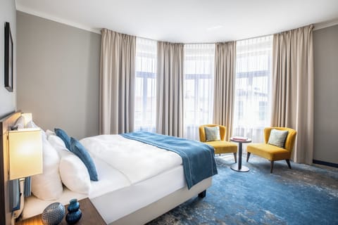 Hypo-allergenic bedding, in-room safe, desk, laptop workspace