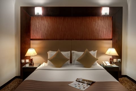 Business Room, 1 King Bed | Lake view