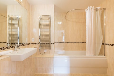 Deluxe Double or Twin Room | Bathroom | Free toiletries, hair dryer, towels