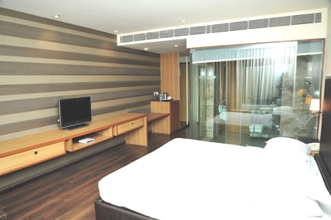 Deluxe room | Premium bedding, minibar, in-room safe, desk