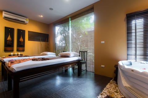 Couples treatment rooms, hot stone massages, Thai massages