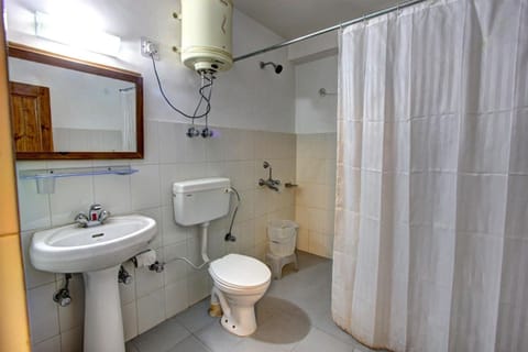 Combined shower/tub, towels