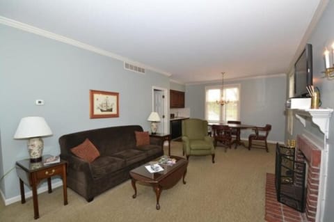 Standard Apt, 2 Queen Beds w Sofa bed,Fireplace,Jetted Tub(No staircase, steps-no wheelchair access) | Living area | TV