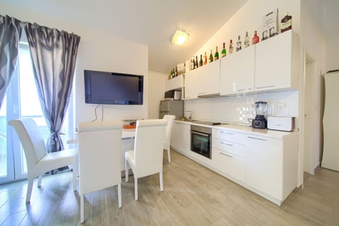 Apartment, 2 Bedrooms (2. kat) | Private kitchen | Fridge, oven, stovetop, coffee/tea maker