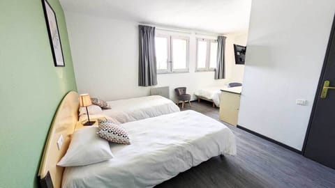 Triple Room | Desk, free WiFi, bed sheets, wheelchair access