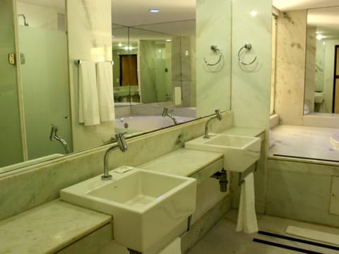 Suite | Bathroom | Shower, hair dryer, towels