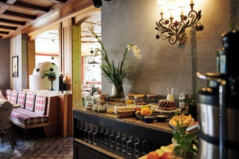 Daily cooked-to-order breakfast (EUR 18 per person)