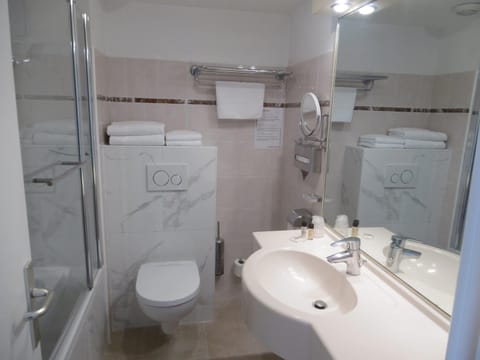 Classic Double Room | Bathroom | Jetted tub, free toiletries, hair dryer, towels