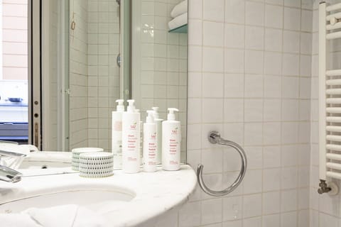 Studio | Bathroom amenities | Shower, rainfall showerhead, free toiletries, hair dryer
