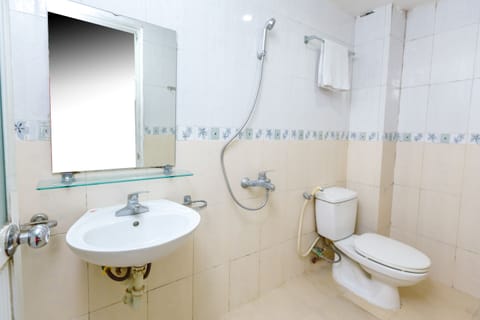 Spot on Standard Triple | Bathroom | Shower, free toiletries, towels, soap