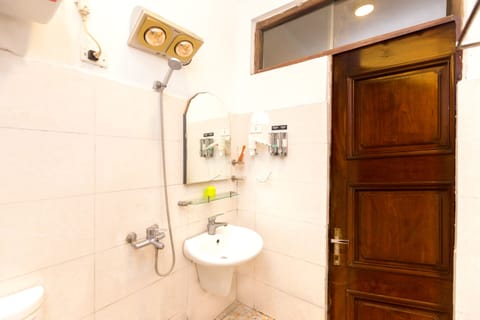 Shower, free toiletries, bidet, towels