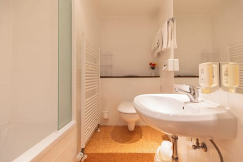 Standard Double Room | Bathroom | Towels