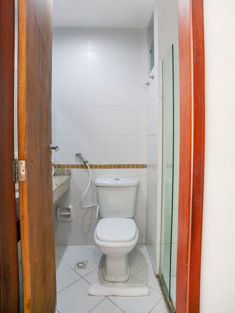 Double Room | Bathroom | Shower, free toiletries, hair dryer, towels