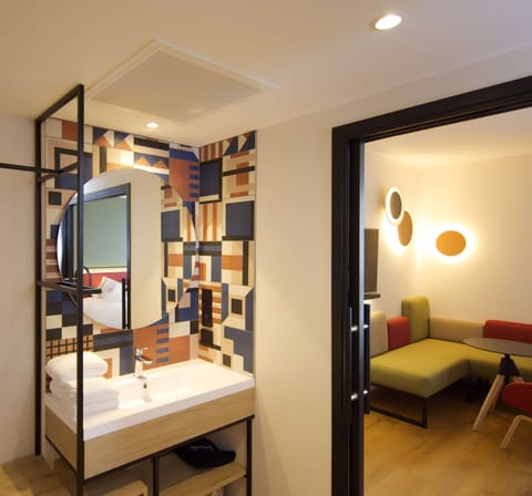 Executive Room, 1 King Bed | Bathroom | Rainfall showerhead, eco-friendly toiletries, hair dryer, towels