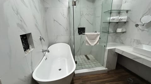 Superior Room, 1 King Bed, Bathtub | Bathroom | Free toiletries, hair dryer, towels, soap