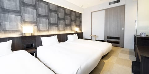 Corner Triple Room | In-room safe, desk, blackout drapes, iron/ironing board