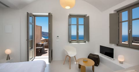 Superior Suite, Jetted Tub, Sea View | 1 bedroom, in-room safe, desk, soundproofing