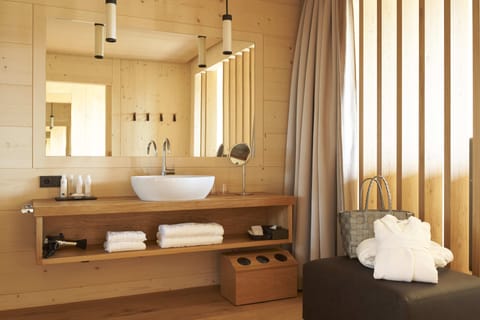 Junior Suite, Sauna | Bathroom | Shower, free toiletries, hair dryer, bathrobes