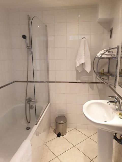 Combined shower/tub, free toiletries, hair dryer, towels