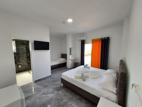 Triple Room, Balcony | Desk, soundproofing, free WiFi, bed sheets