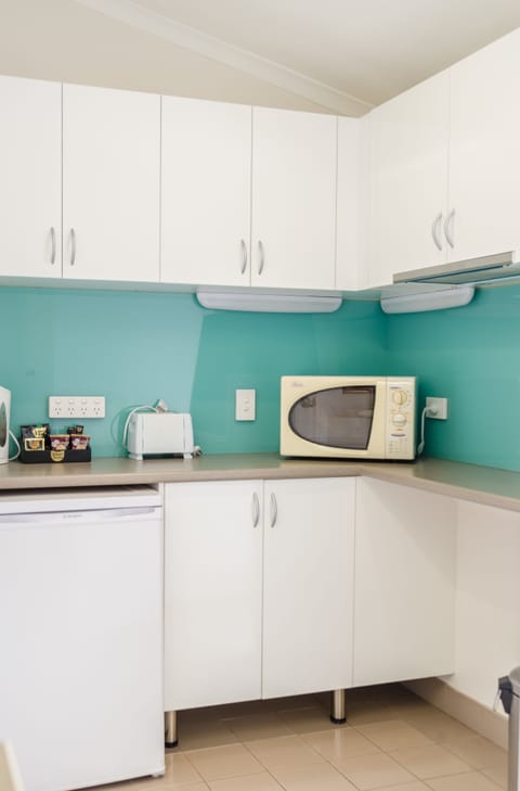 Standard Room | Private kitchenette | Fridge, microwave, coffee/tea maker, electric kettle