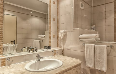 Combined shower/tub, free toiletries, hair dryer, towels