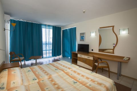 Double Room, Sea View | In-room safe, blackout drapes, iron/ironing board