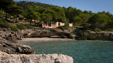 Beach nearby, white sand, beach towels