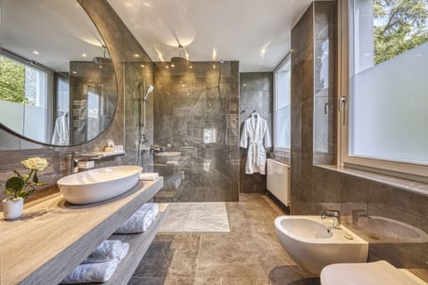 Suite (Pavarotti) | Bathroom | Free toiletries, hair dryer, bathrobes, slippers