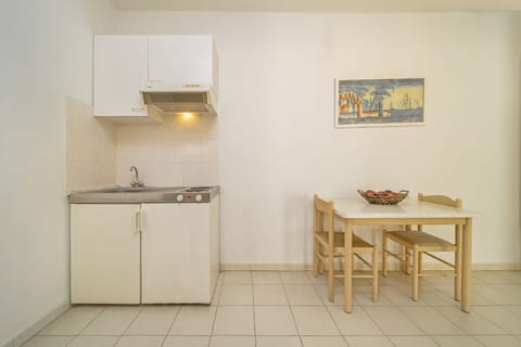 Standard Studio | Private kitchen | Fridge, stovetop, electric kettle, cookware/dishes/utensils