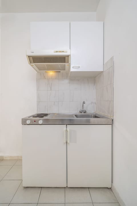 Economy Studio (for 2) | Private kitchen | Fridge, stovetop, electric kettle, cookware/dishes/utensils