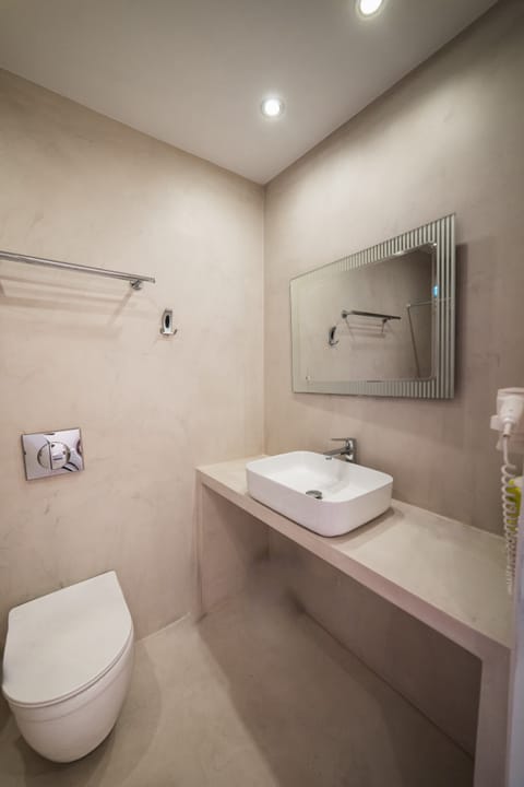 Superior Room | Bathroom | Free toiletries, hair dryer, towels